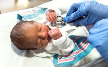 Läkare utan gränser kontrollerar en nyfödd